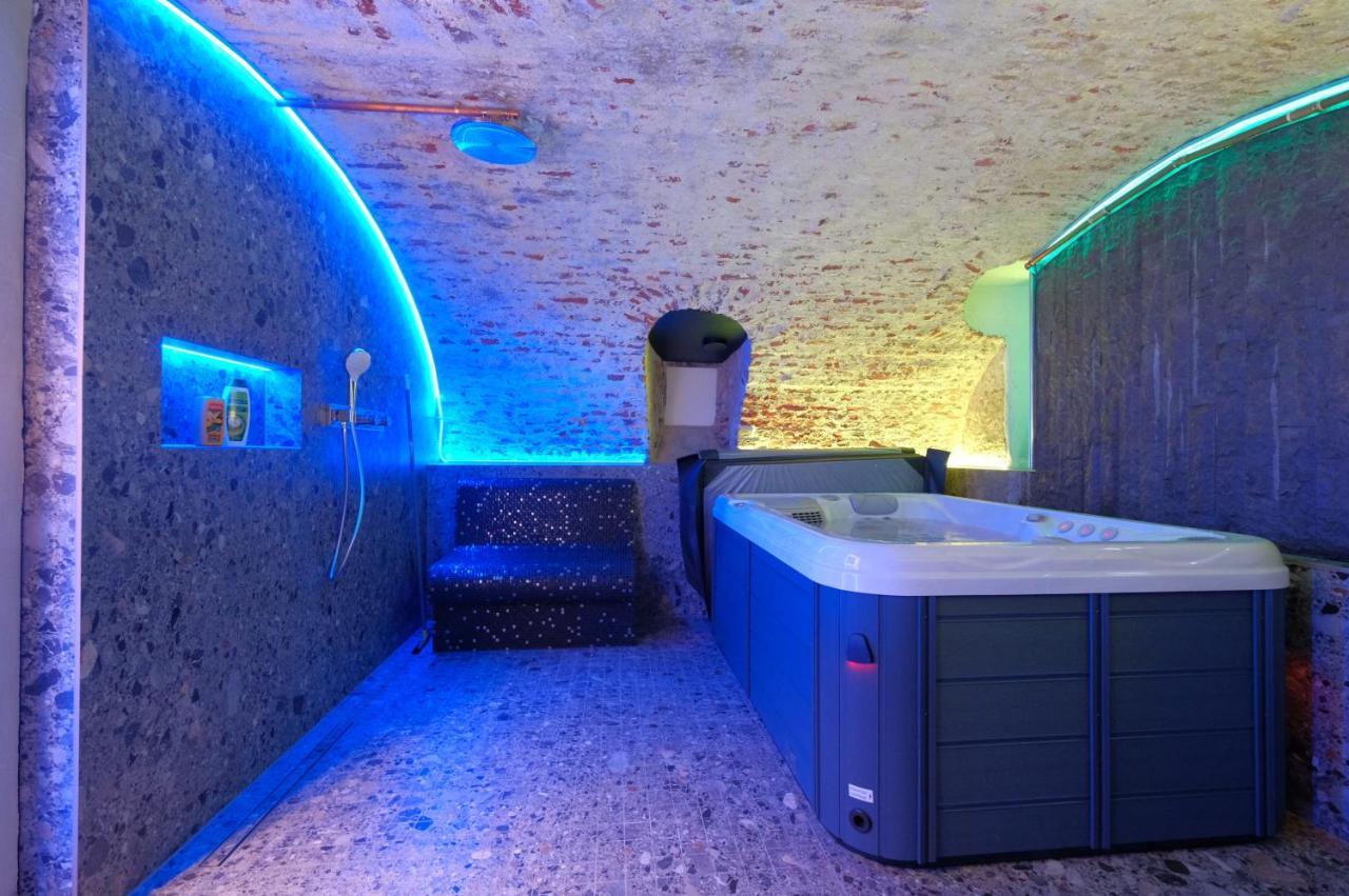 Secret Jacuzzi Mons - Parking Prive Gratuit Bed and Breakfast Eksteriør billede